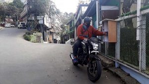A YMA member keeping the books into the library