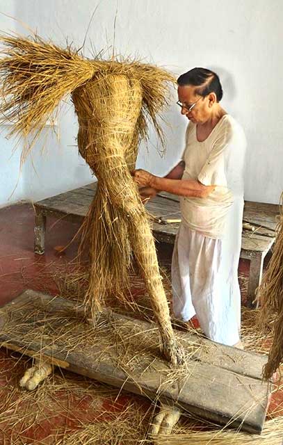 Preparing the straw base of the idol