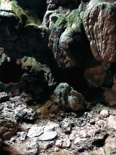 Natural lighthing through an opening at the top of the caves