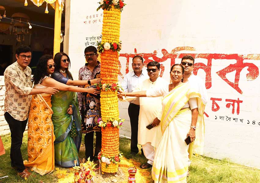 খুঁটিপূজো উপলক্ষে সাংসদ শ্রীমতি মালা রায়, রাজ্য পরিবহন মন্ত্রী শ্রী দিলীপ মন্ডল, যশস্বী ভাস্কর শ্রী বিমল কুন্ডু, সন্মানীয় চিত্রকর শ্রী সুব্রত গঙ্গোপাধ্যায়, অভিনেত্রী শ্রীমতি নবনীতা দত্ত, মায়া আর্ট ও স্পেসের কর্ণধার শ্রীমতি মধুছন্দা সেন, প্রভৃতি গন্যমান্য ব্যক্তি