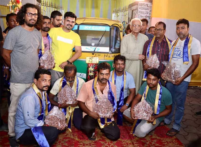 Hazra Park Durgotsav committee with the Auto Drivers