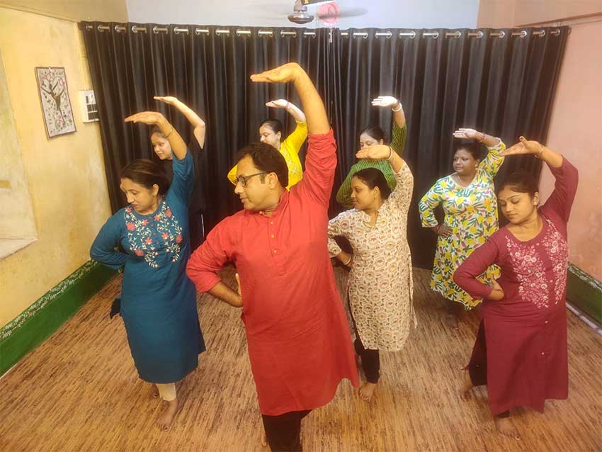  পুষ্পক teaching his students